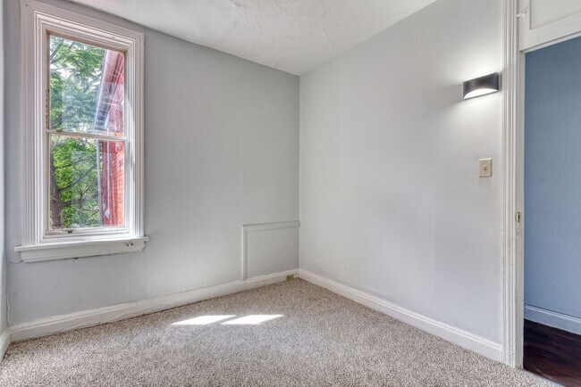 Building Photo - Newly Renovated 3 Bedroom, 1 Bathroom Townhouse