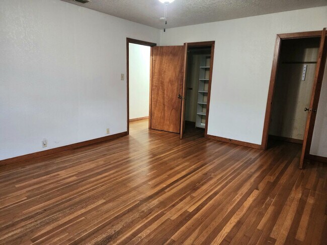 Building Photo - Country Living Home