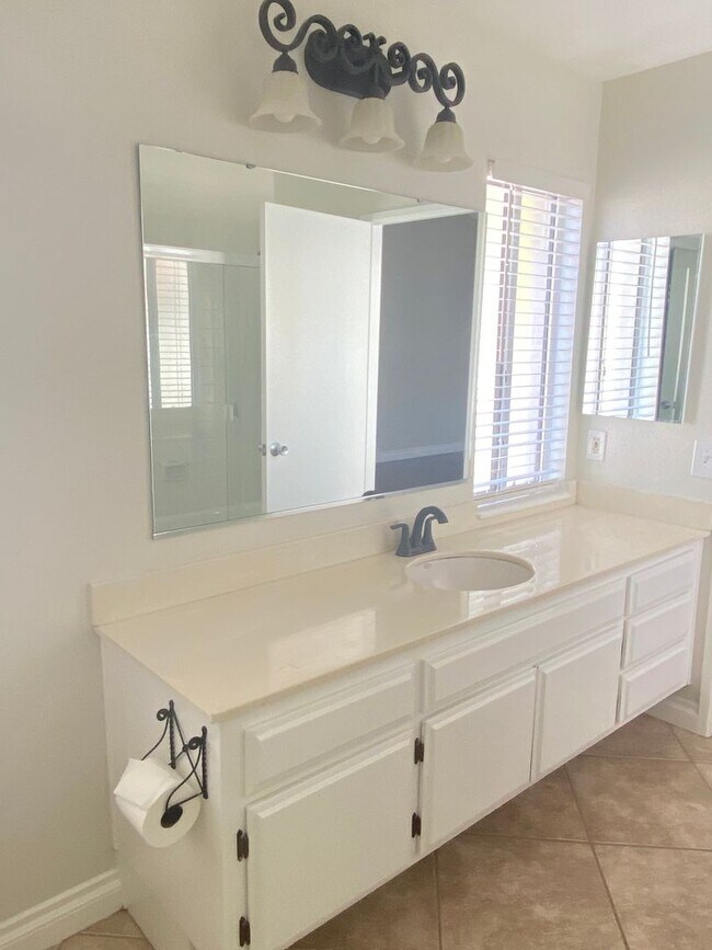 Building Photo - 1 bed, 1 bath Sycamore Villas Condo