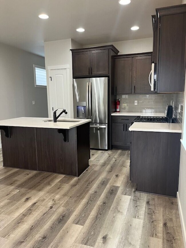 Building Photo - 3 Bedroom 2.5 Bath Newberg OR