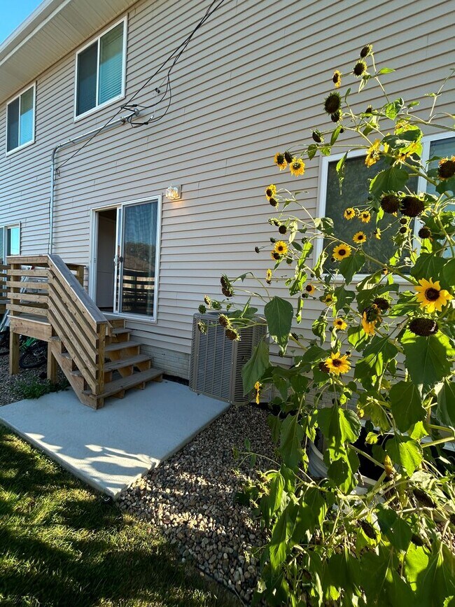 Building Photo - Papillion 3 Bedroom Townhome!