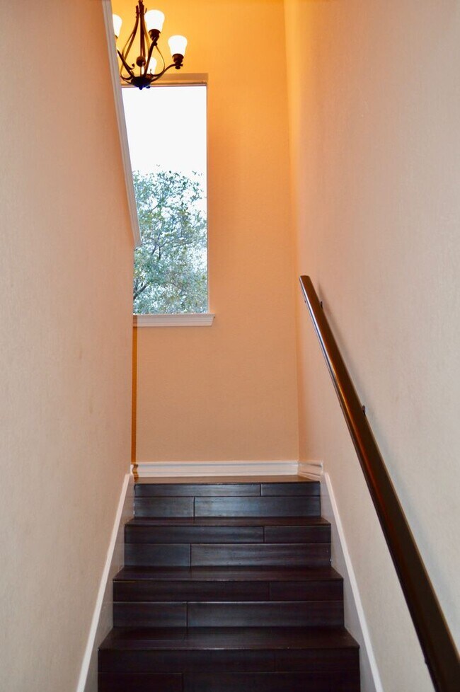 Building Photo - Beautiful 3 bed 2 bath home in a quiet nei...