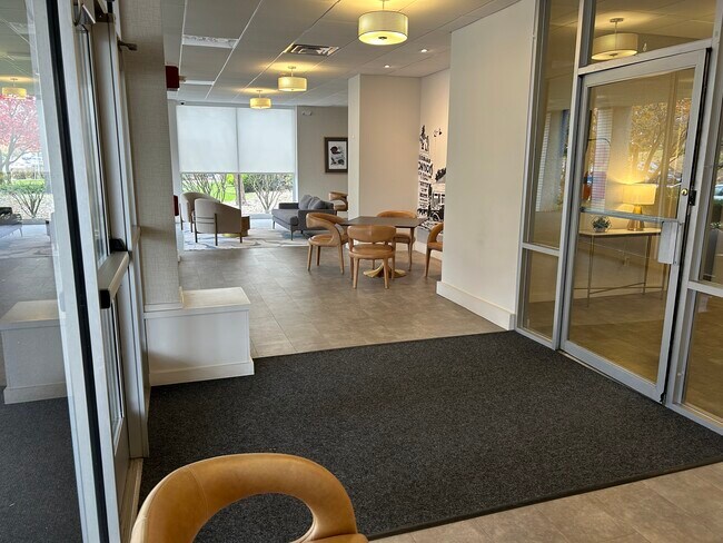 Building lobby - 893 Farmington Ave