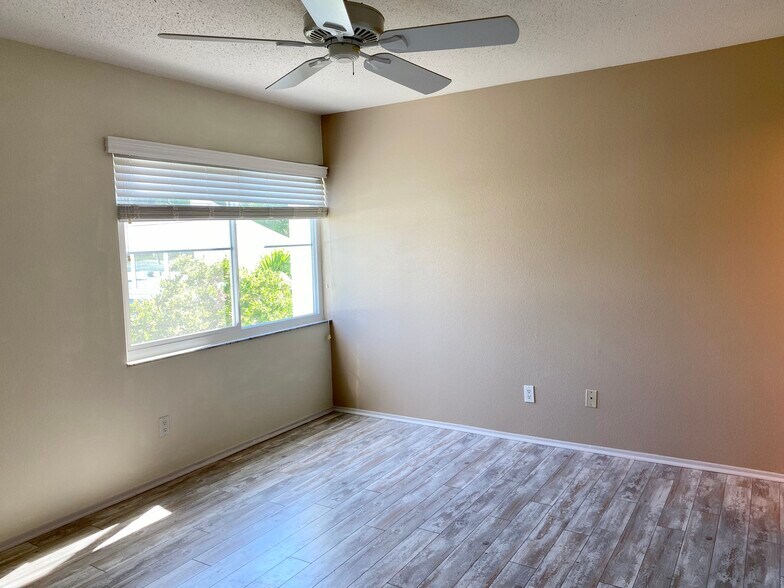 Building Photo - 729 Capri Isles Blvd