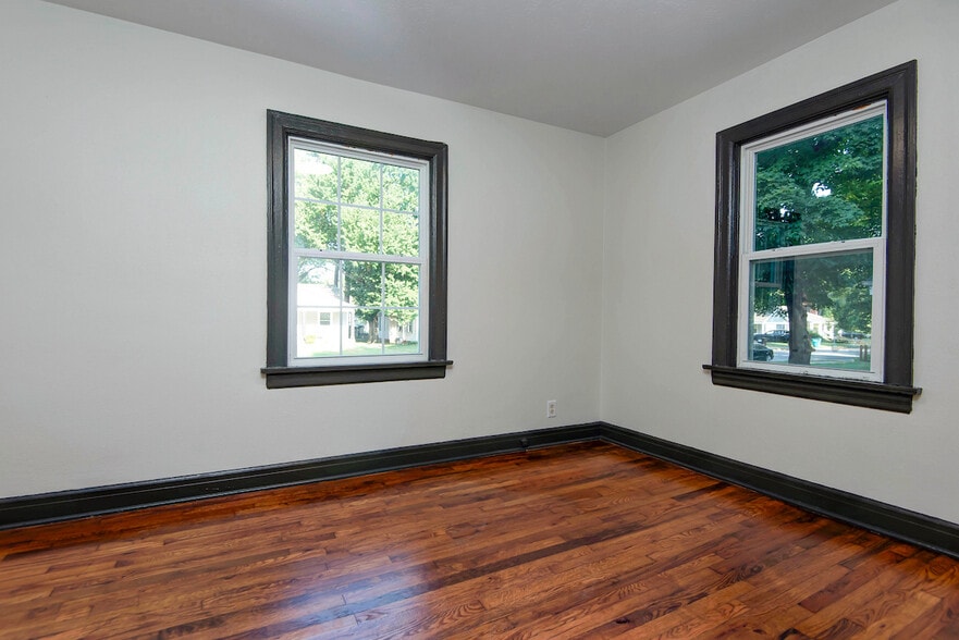 Building Photo - 1328 S Florence Ave