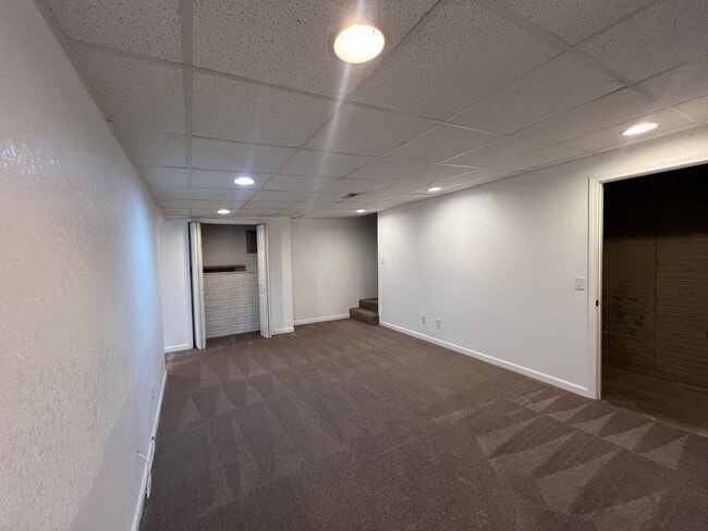 Building Photo - Spacious Basement Home with Breathtaking V...