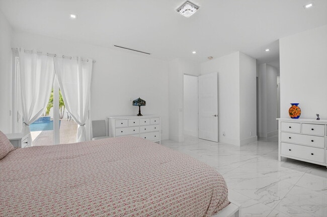 Building Photo - 711 NE 6th St