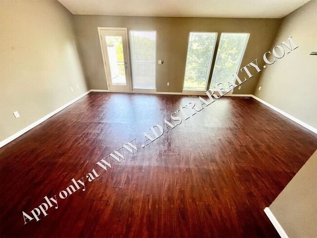 Building Photo - Spacious Shawnee Townhome 3 Bed/3 Bath-Ava...