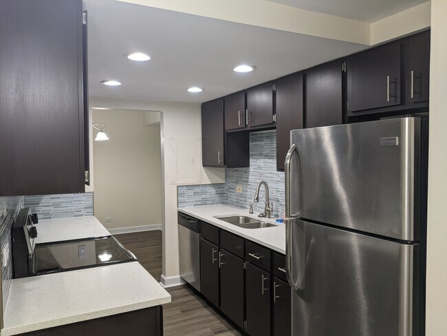 Building Photo - 6340 Americana Dr