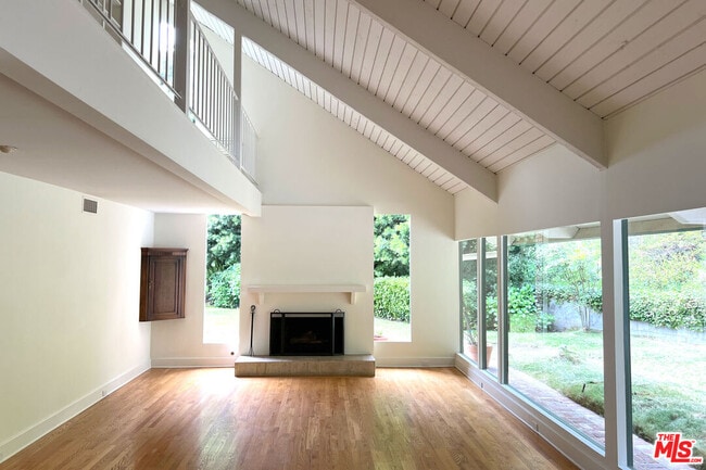 Building Photo - 2325 Banyan Dr