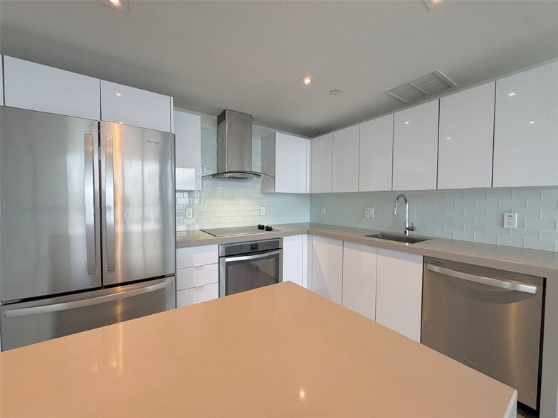 Building Photo - 1600 NE 1st Ave