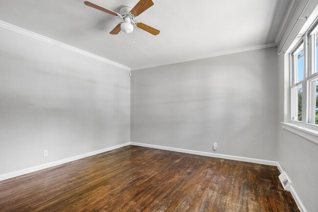 Building Photo - Section 8 Friendly | 3 bed 1 Bath on the W...