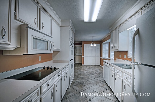 Building Photo - 502 Pelahatchie Shore Dr