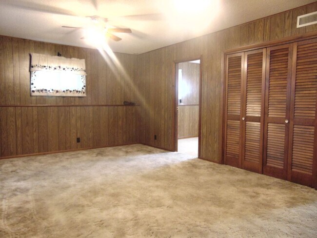 Building Photo - Fayette Family Farm House!