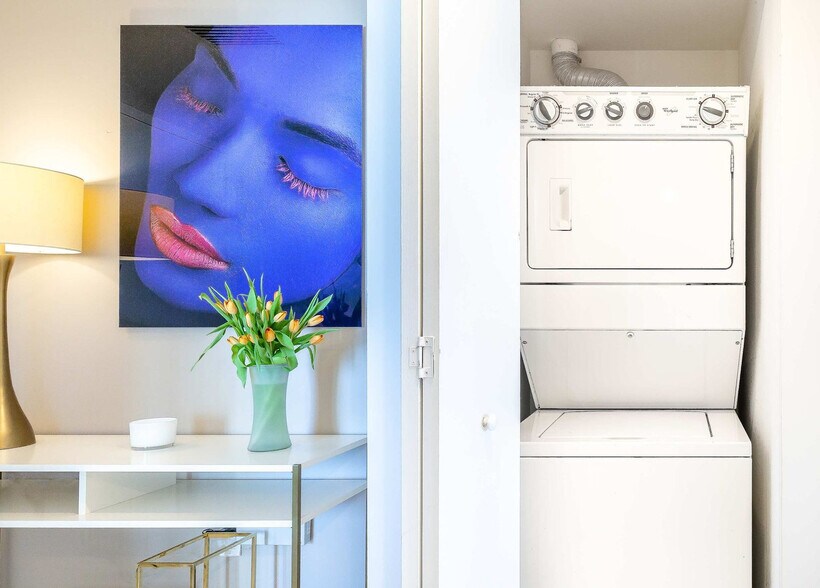 Building Photo - 485 Brickell Ave