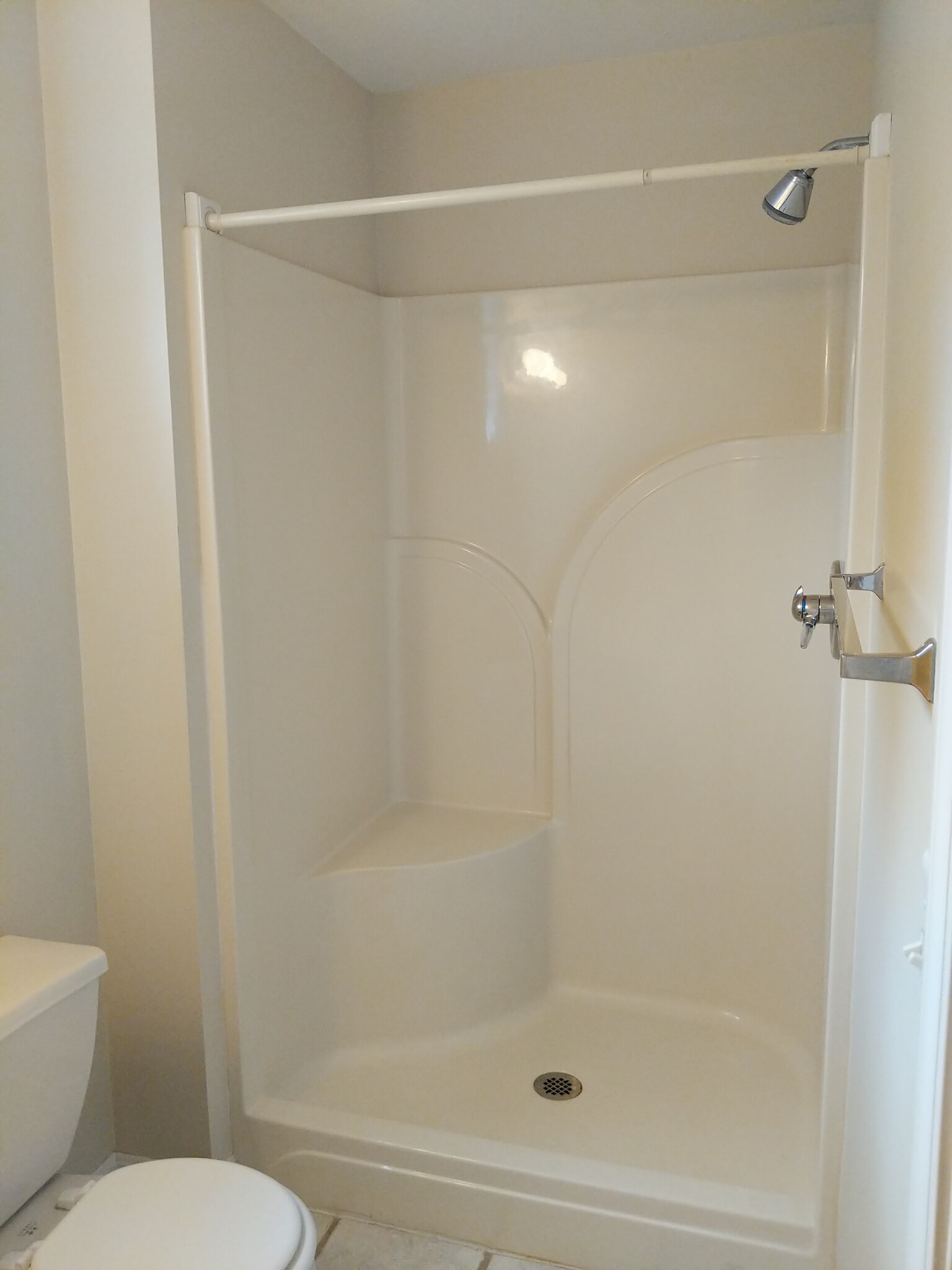 Full Bathroom, 2nd Floor - 1411 Monroe Ave.