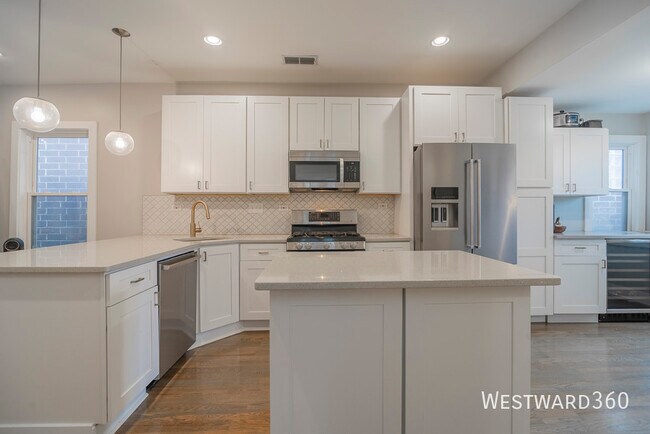 Building Photo - 2344 N Oakley Ave