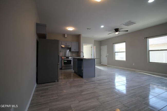Building Photo - 517 Val Verde St
