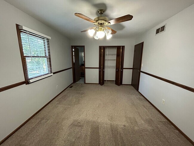 Building Photo - 8659 Groveside Dr