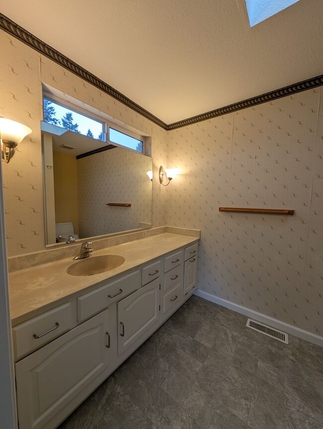 Building Photo - Hidden Gem in Southworth. Minutes from Waterfront & Ferry Terminal. Available NOW!