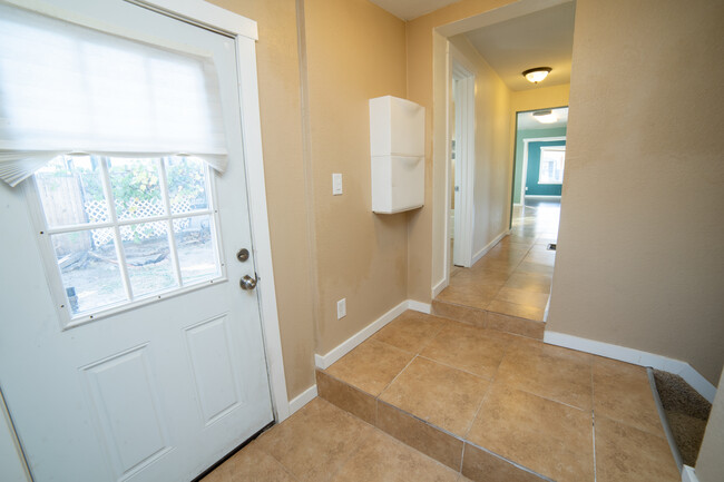 Mud room 2. Door to backyard - 5410 Monaco St