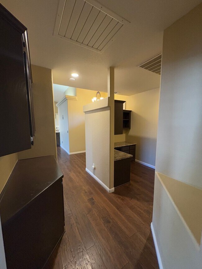 Building Photo - NW Visalia home available coming soon!