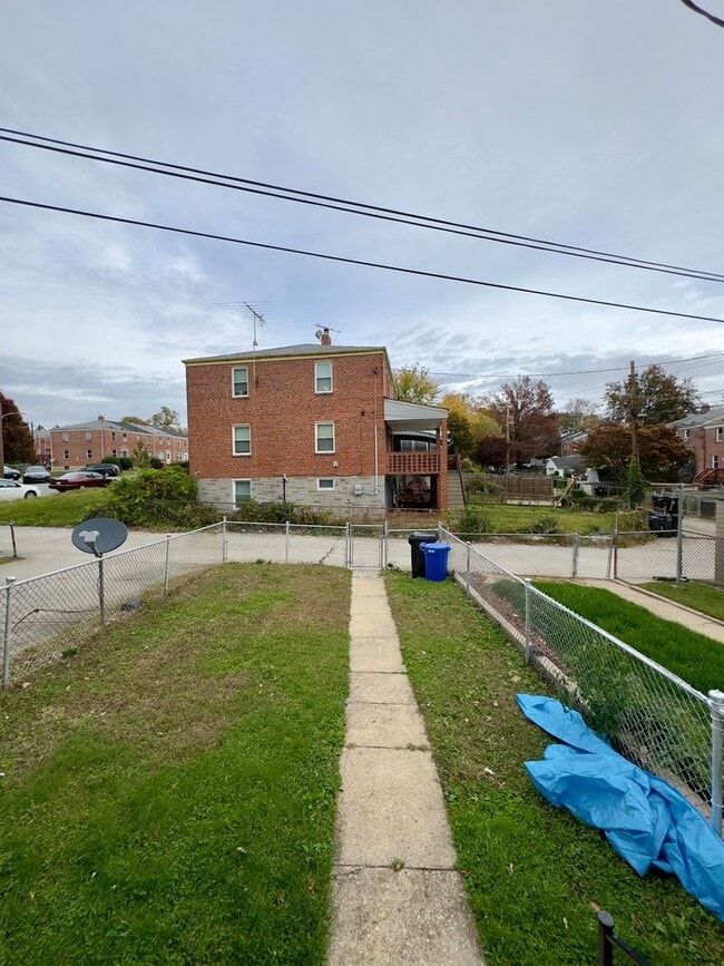 Building Photo - Charming 3 Bedroom/1.5 Bathroom in Parkvil...