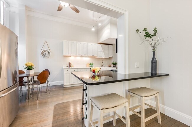 Building Photo - 484 Beacon St