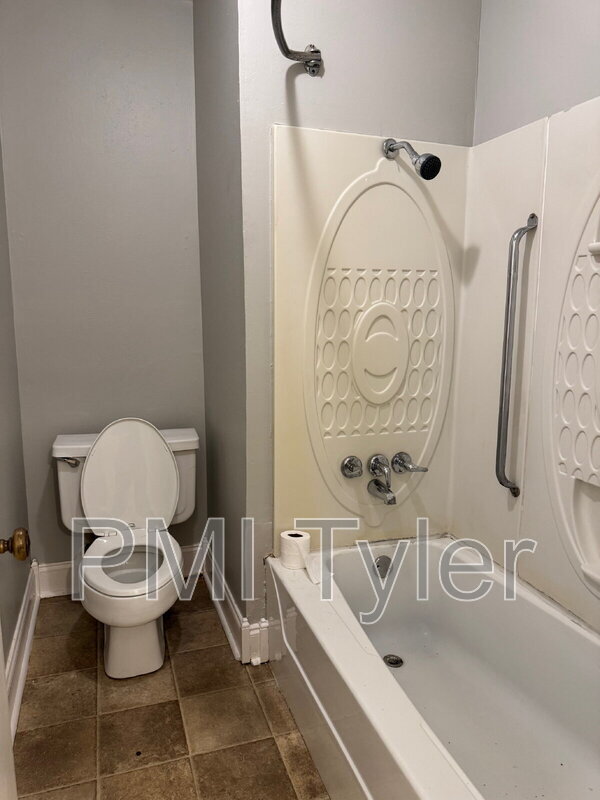 Building Photo - 1005 Towne Lake Dr