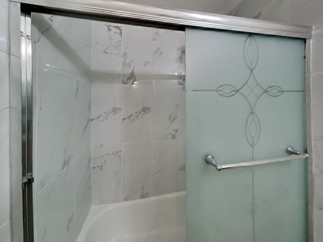 Building Photo - 2/1 Oakland Condo Near Zoo!
