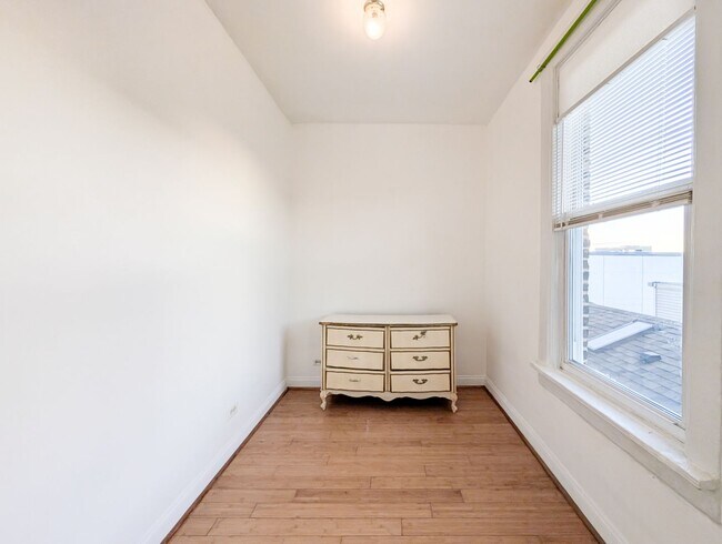 Building Photo - 2025 W Coulter St