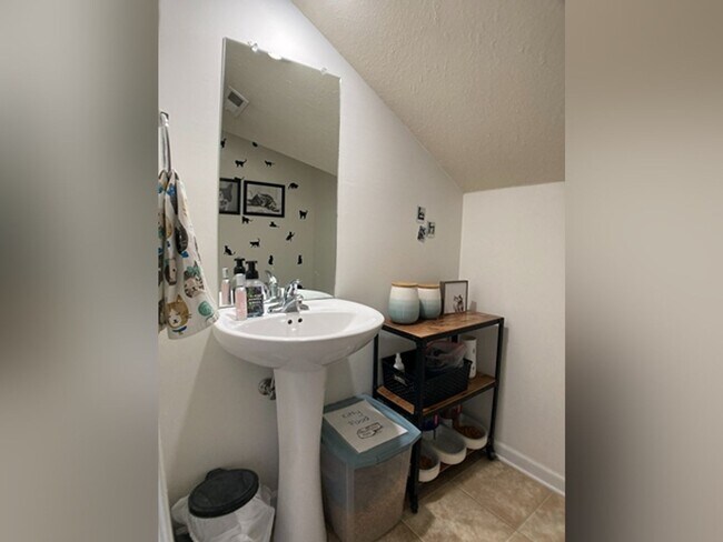 Building Photo - $1800 3 Bedrooms 2.5 Bath Brick Home with a bonus room!