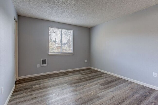 Building Photo - 2 bedroom 1 bath close to local shops!!