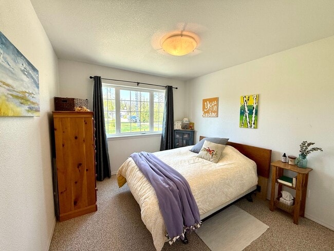 Building Photo - Charming Fully Furnished 2-Bedroom Home