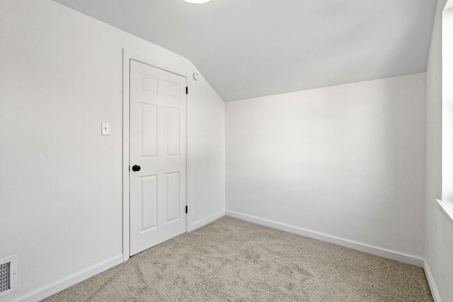 Building Photo - Newly Renovated 3 Bed/2.5 Bath Home - Cent...