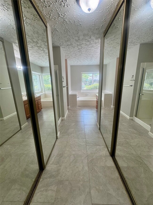 Building Photo - 15702 Roxton Ridge Dr