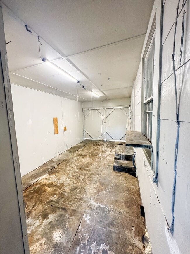 Building Photo - ? Charming 2 Bedroom Home with Garage & Backyard ?