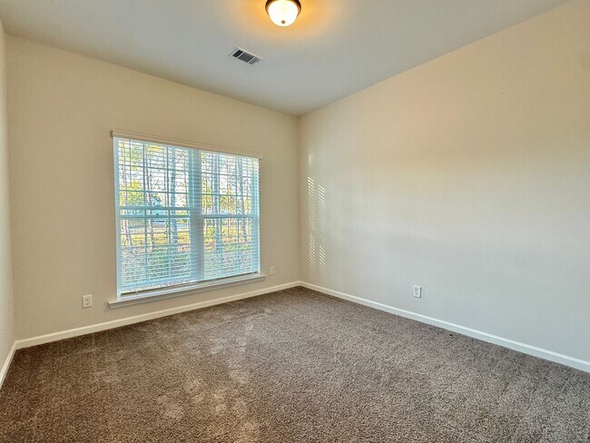 Building Photo - AVAILABLE NOW! (Pet Friendly)