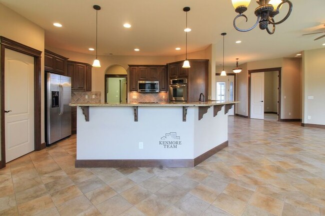 Building Photo - 3047 Bluffs Dr