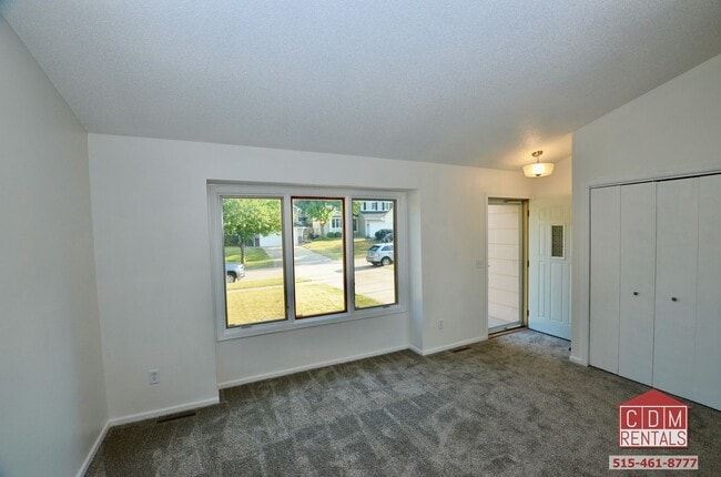 Building Photo - Wonderful West Des Moines Home