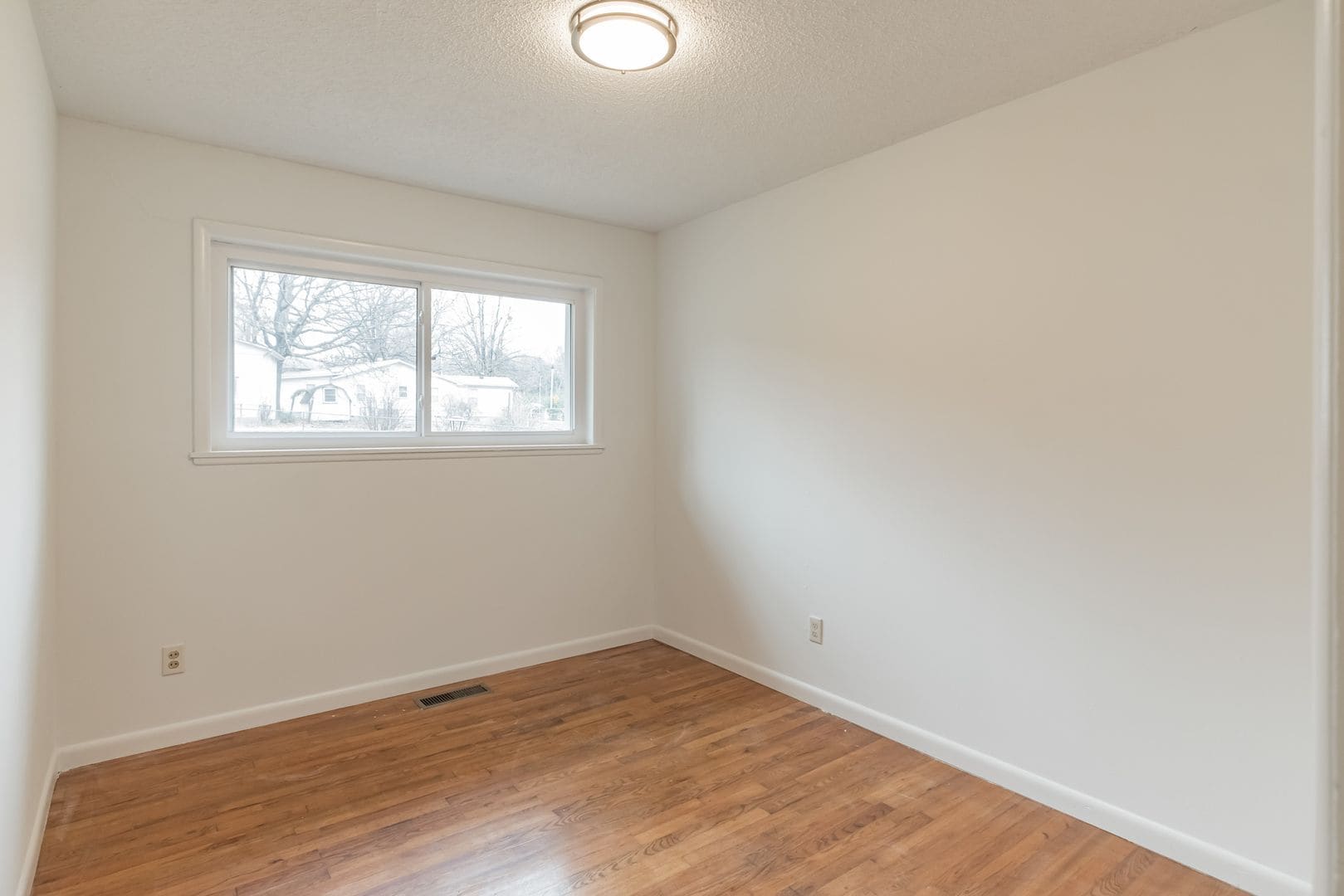 Building Photo - 1737 E 5th St