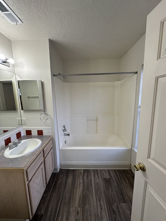 Building Photo - 112 Davis Ave