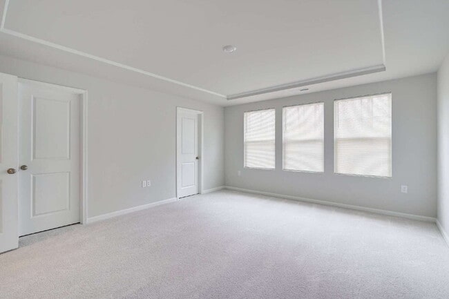 Building Photo - End-unit 3 bedroom townhome with Screened Porch!