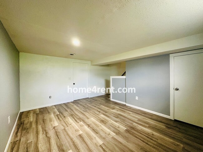 Building Photo - Raised Ranch Style Home in KCK w/ a Finish...