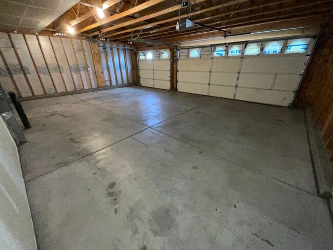 Building Photo - 3 Bedroom 2 1/2 Bath 3 garage