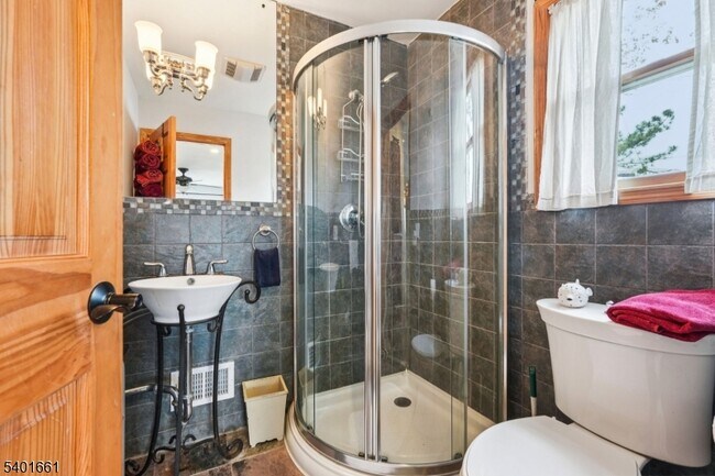 Building Photo - 197 Point Breeze Dr