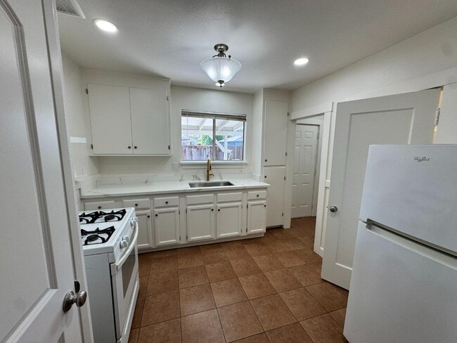 Building Photo - 961 S 7th St