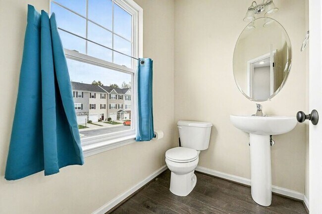 Building Photo - 2444 Drake Ln