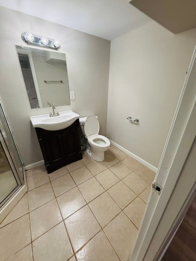 Building Photo - 3 Bedroom Townhome