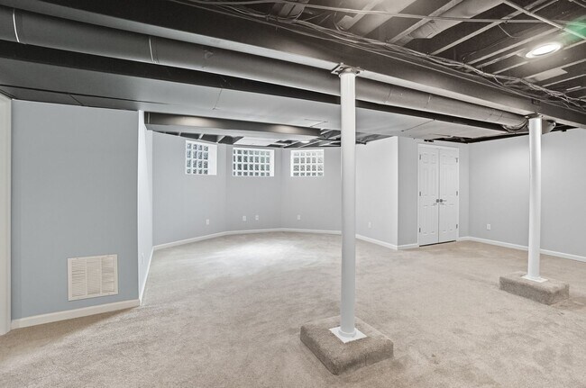 Building Photo - 6 Bed/3 Bath Remodeled Hyde Park Home w/Ce...